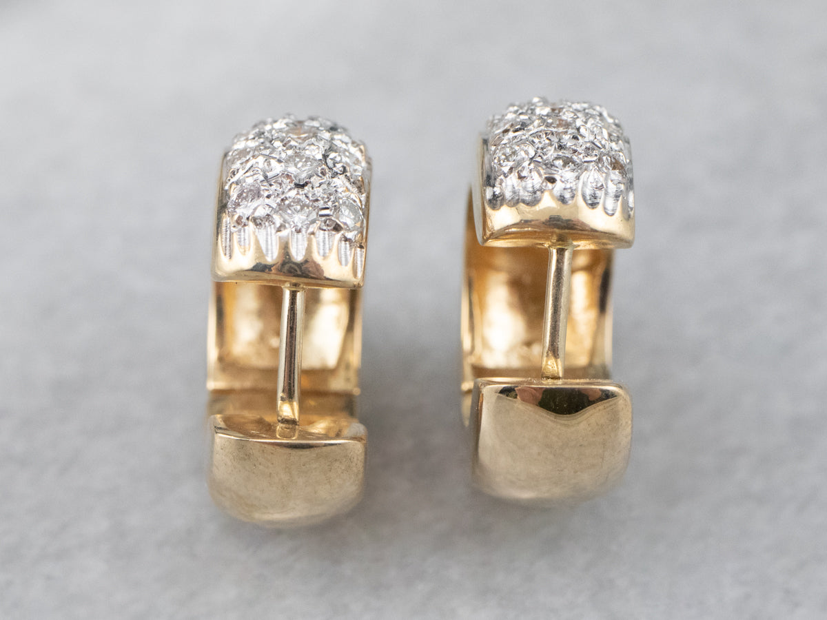 Pendientes de aro Huggie de oro con incrustaciones de diamantes