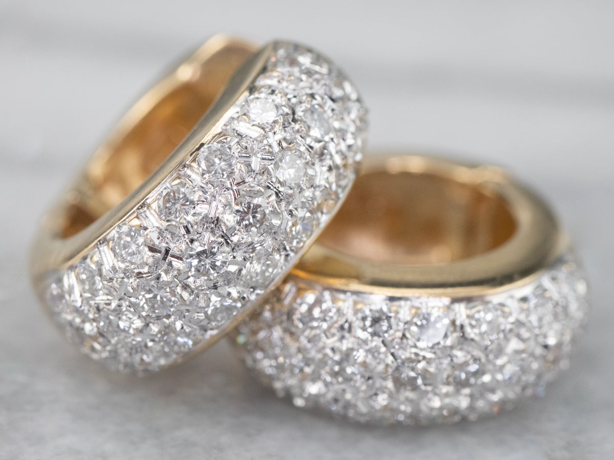 Pendientes de aro Huggie de oro con incrustaciones de diamantes