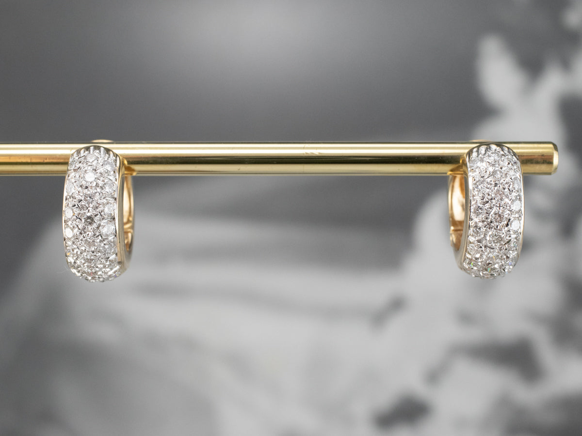 Pendientes de aro Huggie de oro con incrustaciones de diamantes