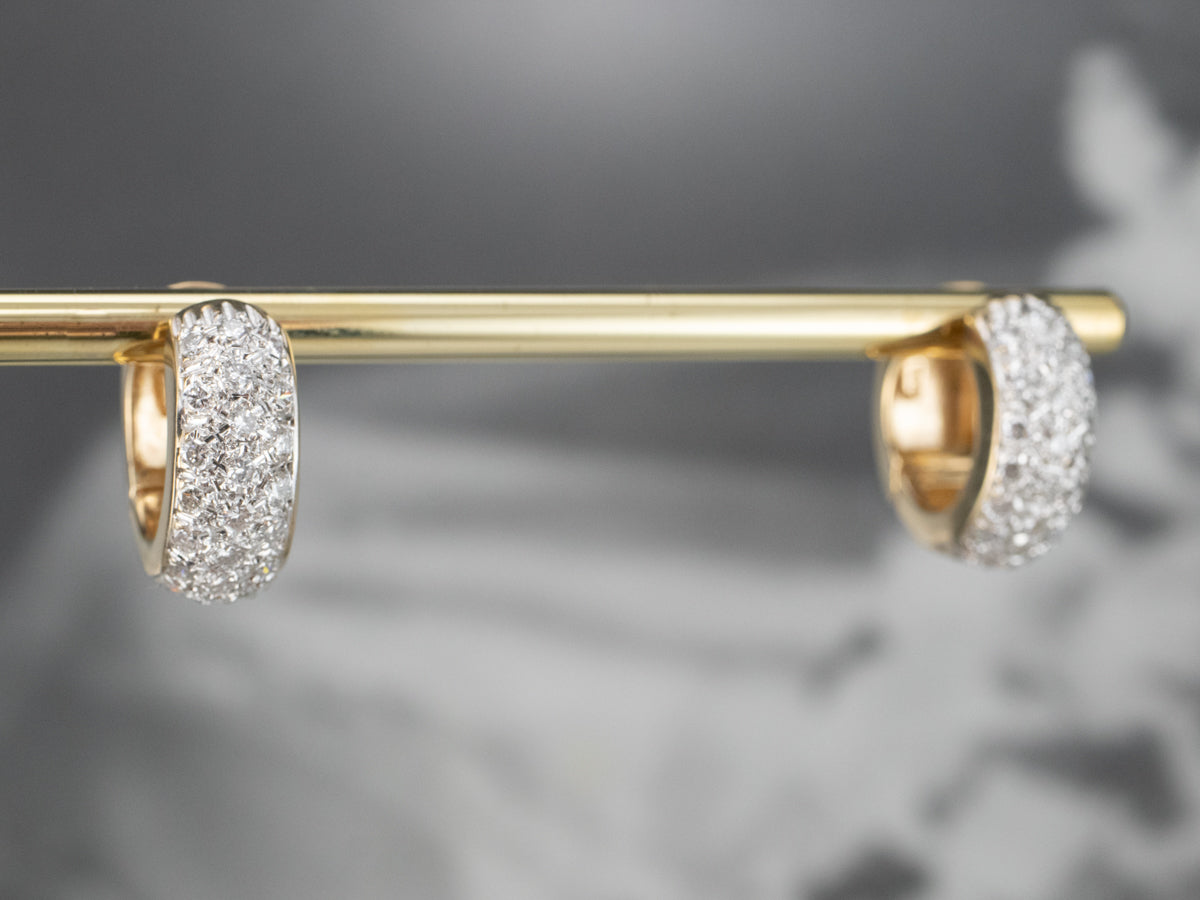 Pendientes de aro Huggie de oro con incrustaciones de diamantes