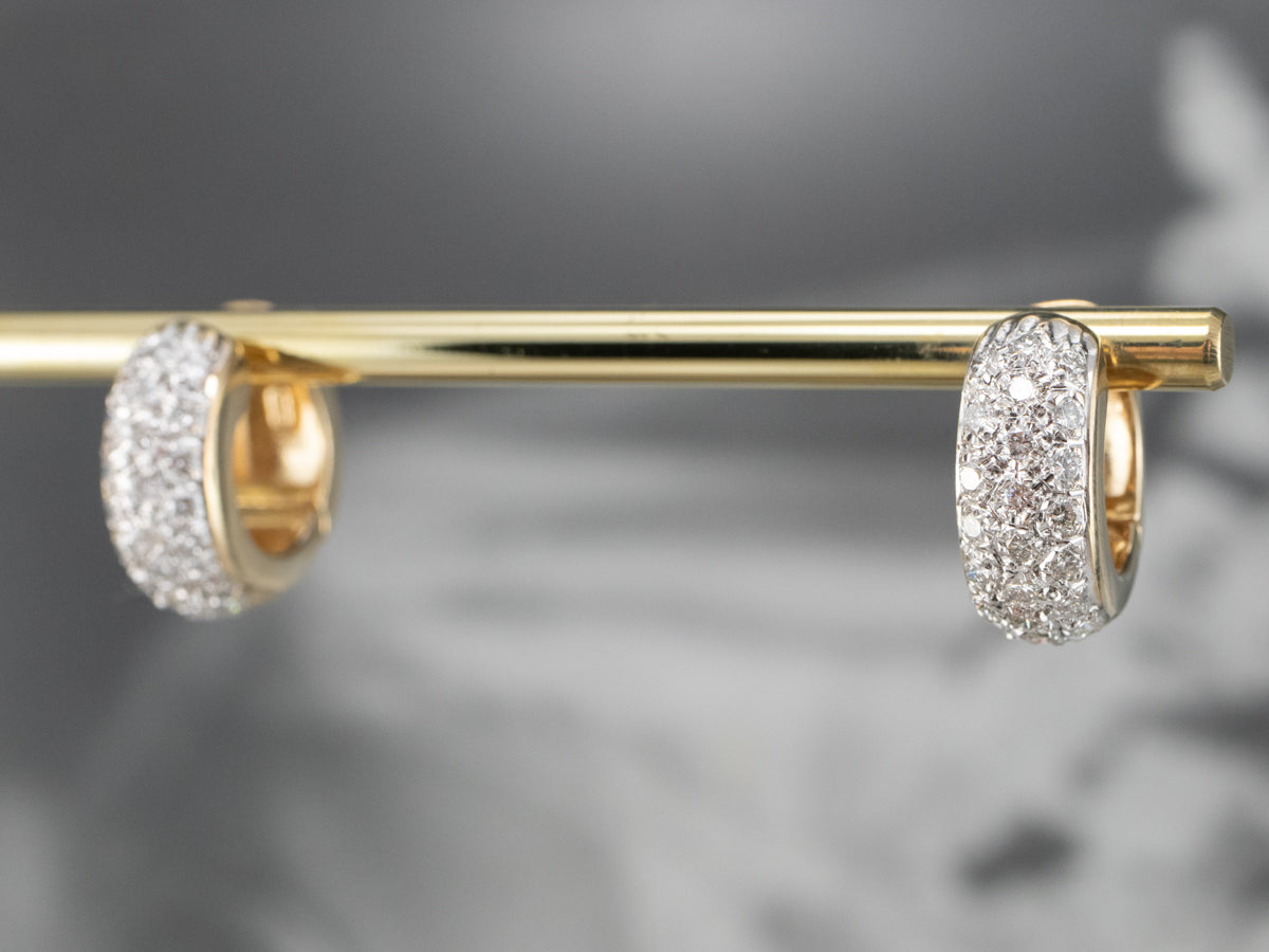 Pendientes de aro Huggie de oro con incrustaciones de diamantes