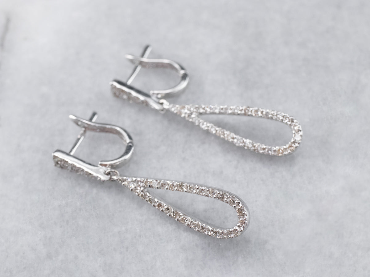 Pendientes colgantes de oro blanco con forma de lágrima y diamantes