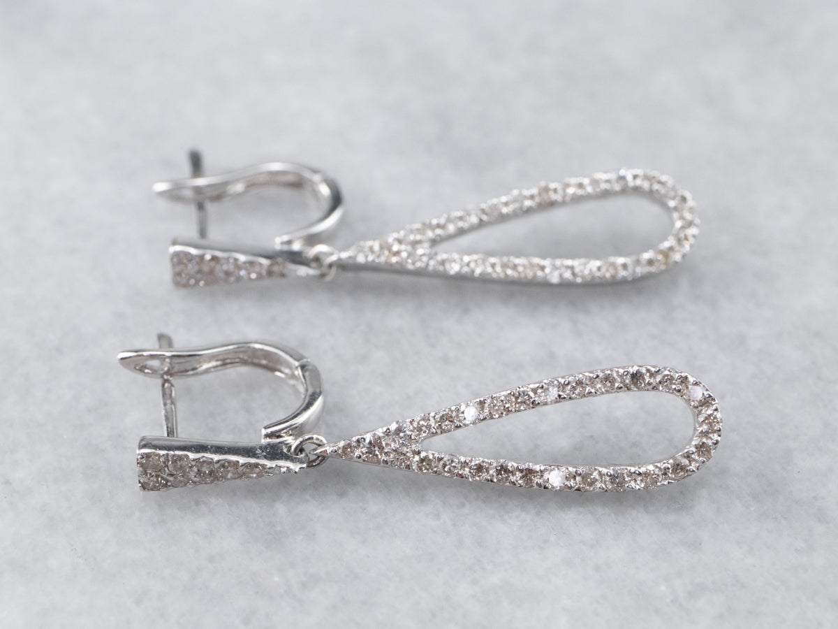 Pendientes colgantes de oro blanco con forma de lágrima y diamantes