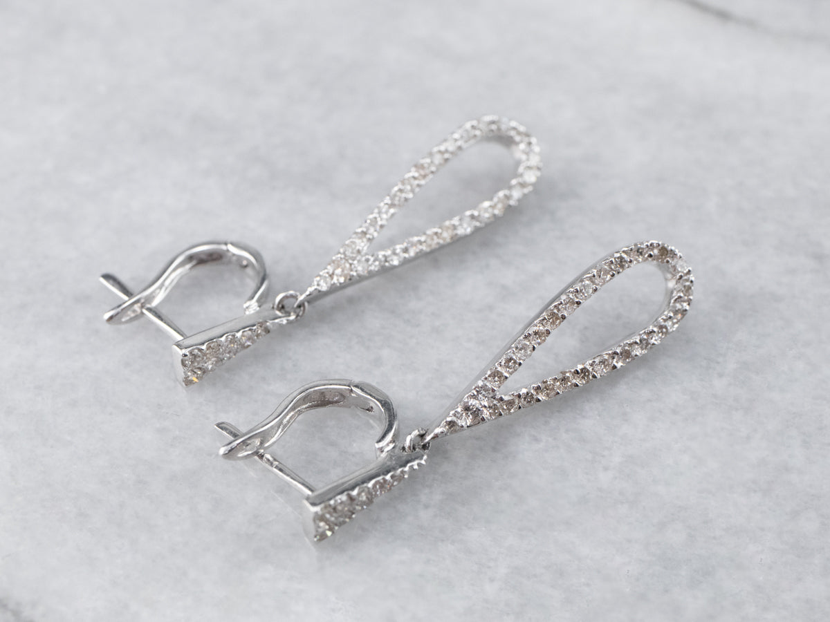 Pendientes colgantes de oro blanco con forma de lágrima y diamantes