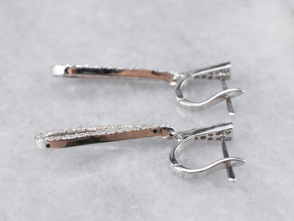 Pendientes colgantes de oro blanco con forma de lágrima y diamantes