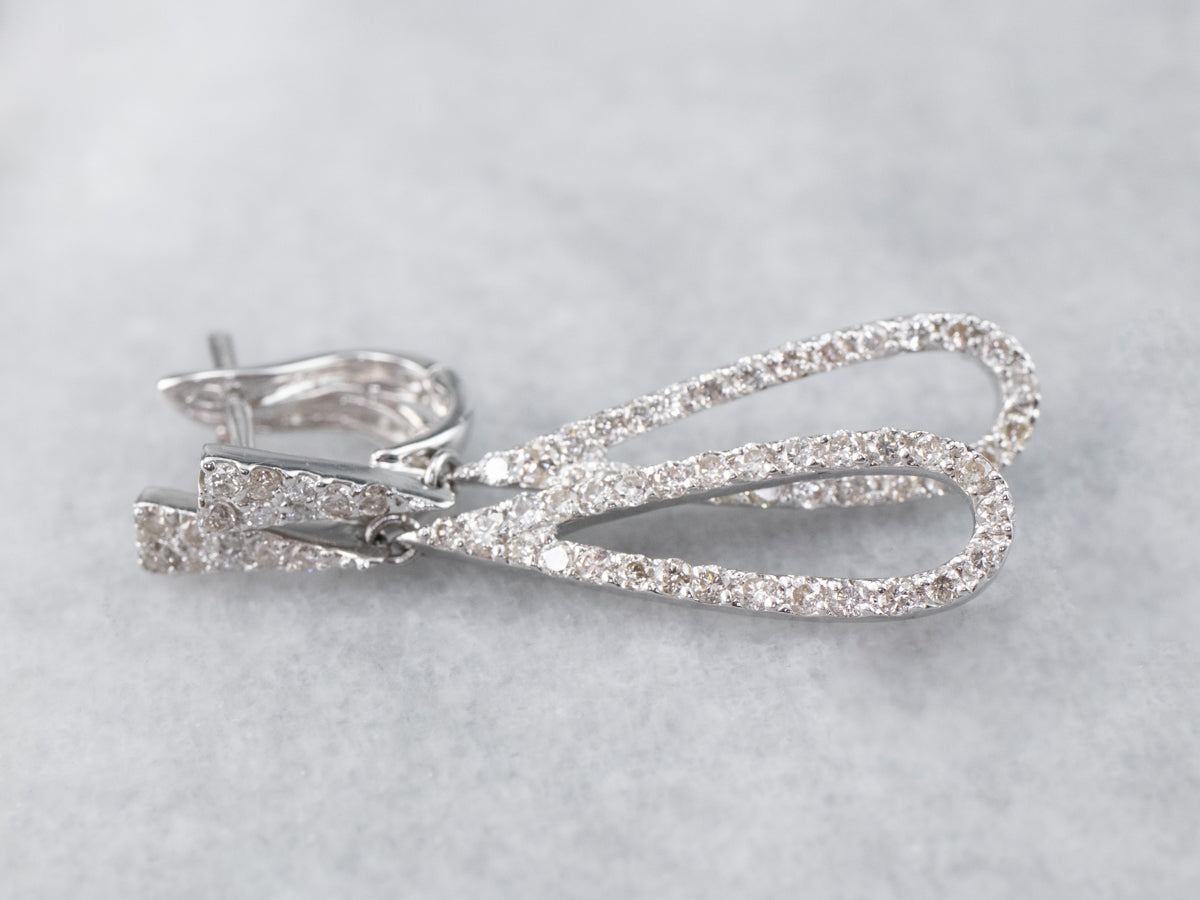 Pendientes colgantes de oro blanco con forma de lágrima y diamantes