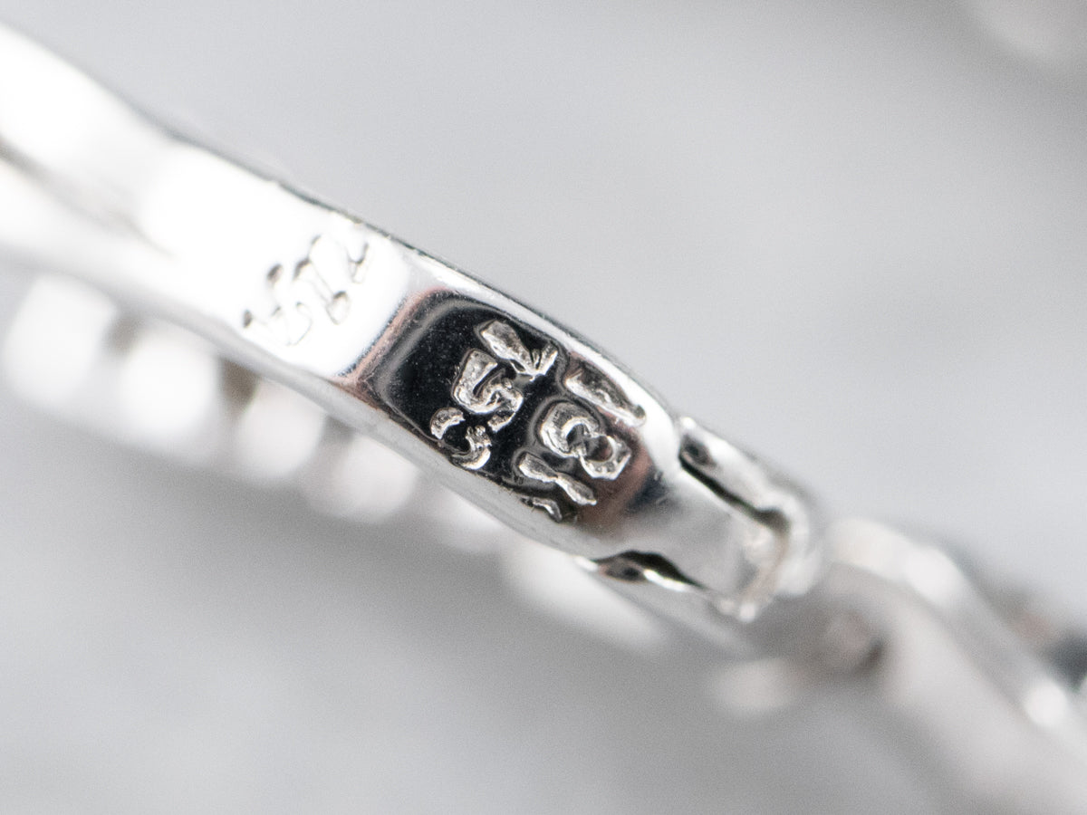 Pendientes colgantes de oro blanco con forma de lágrima y diamantes