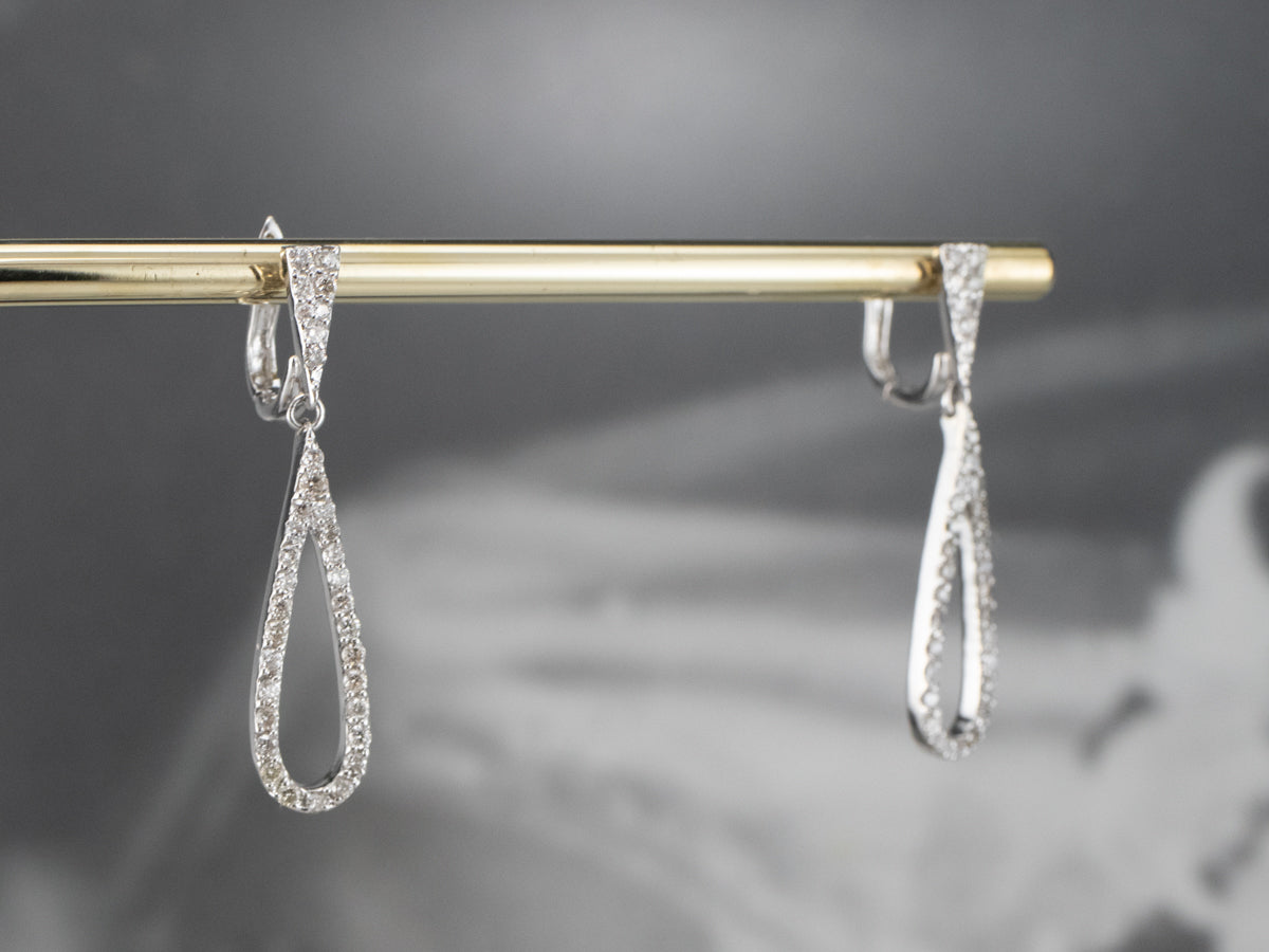 Pendientes colgantes de oro blanco con forma de lágrima y diamantes