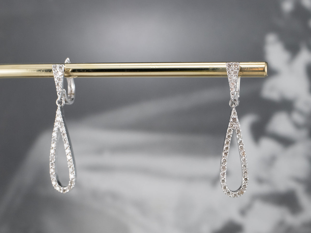 Pendientes colgantes de oro blanco con forma de lágrima y diamantes