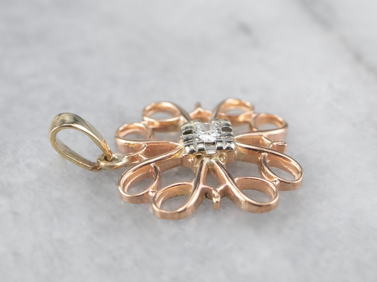 Colgante de filigrana de oro tricolor con diamantes