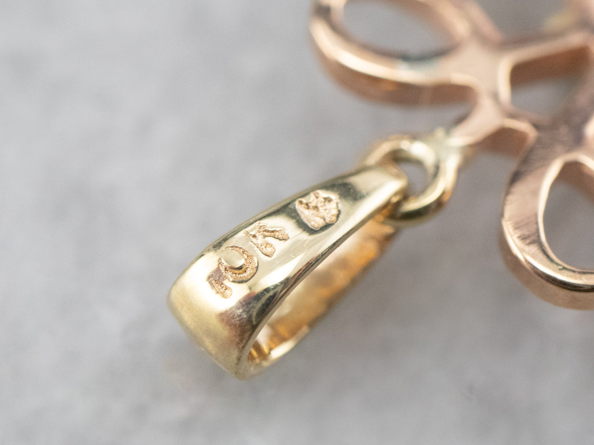 Colgante de filigrana de oro tricolor con diamantes