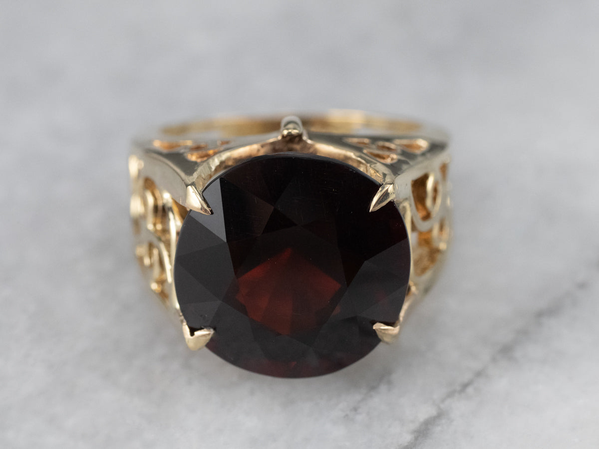 Anillo llamativo de granate dorado audaz