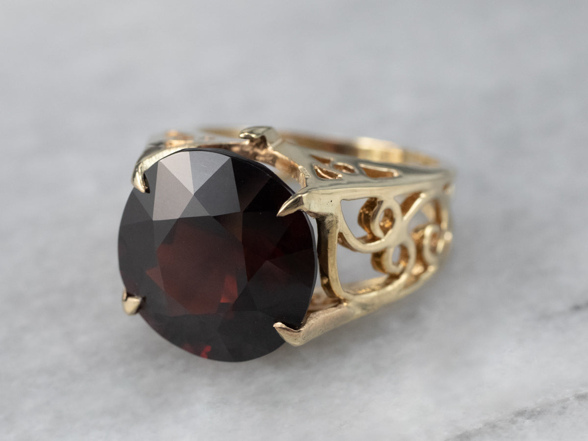 Anillo llamativo de granate dorado audaz