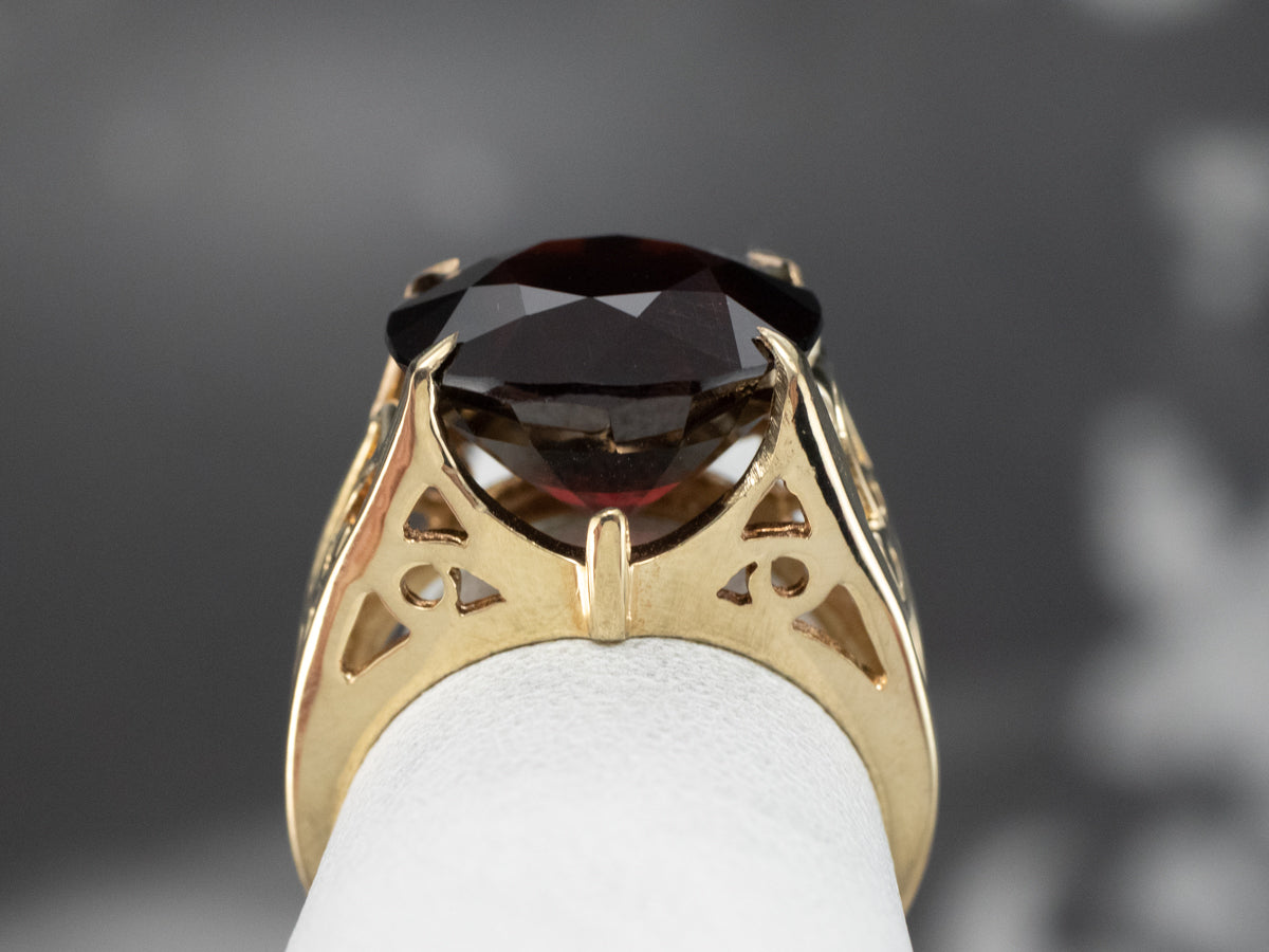 Anillo llamativo de granate dorado audaz