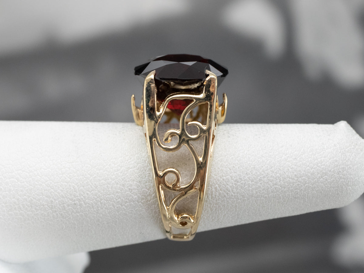 Anillo llamativo de granate dorado audaz