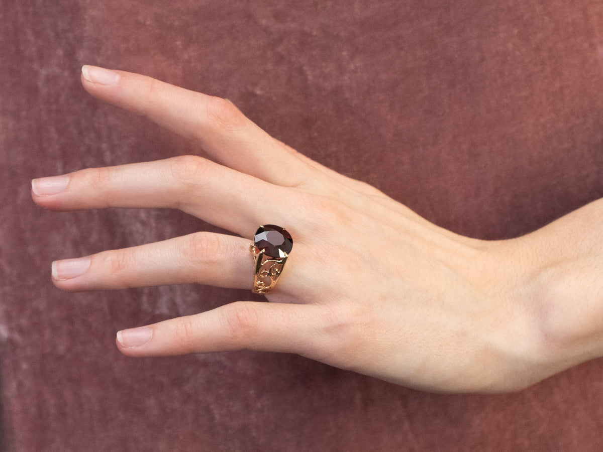 Anillo llamativo de granate dorado audaz