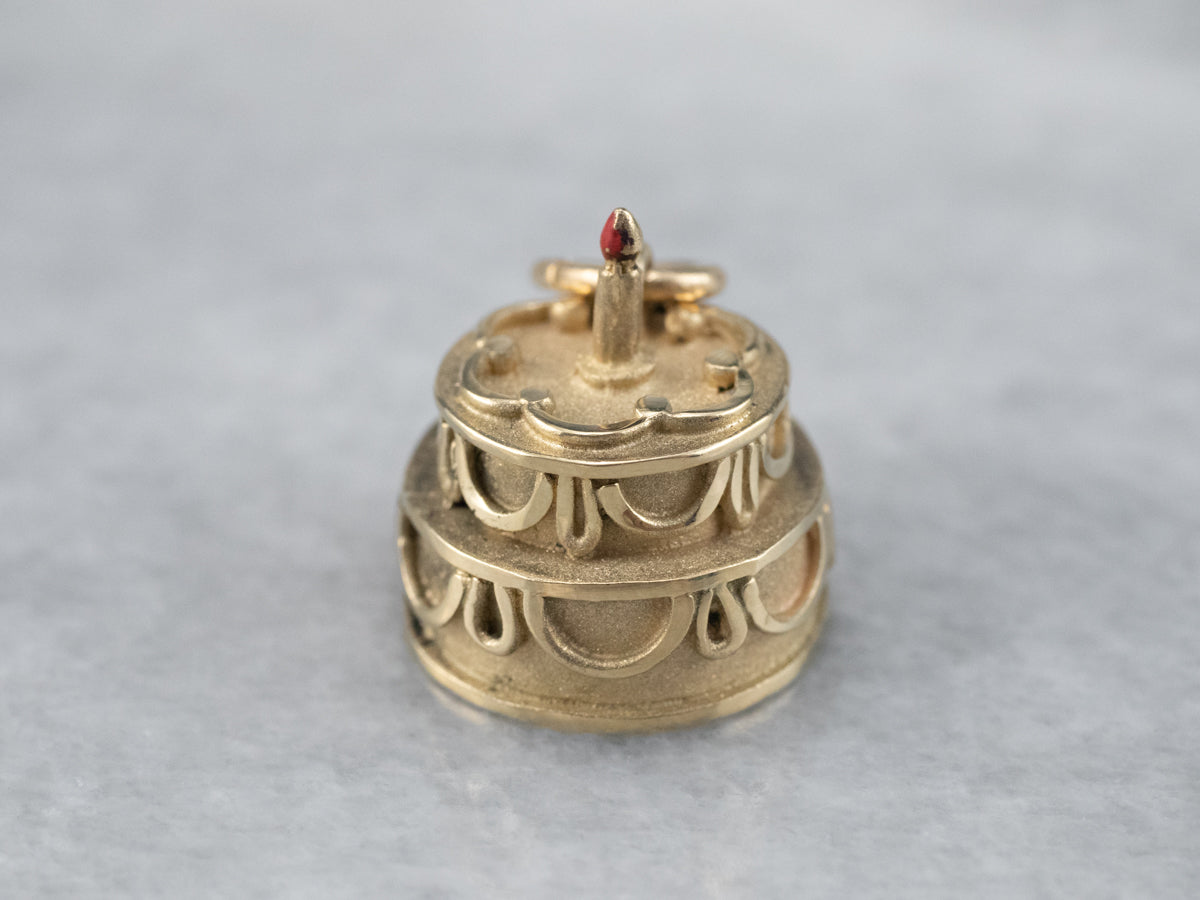 Charm dorado con forma de pastel de feliz aniversario