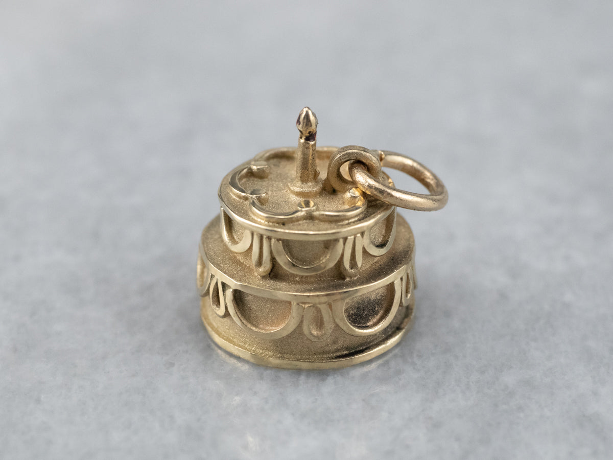 Charm dorado con forma de pastel de feliz aniversario