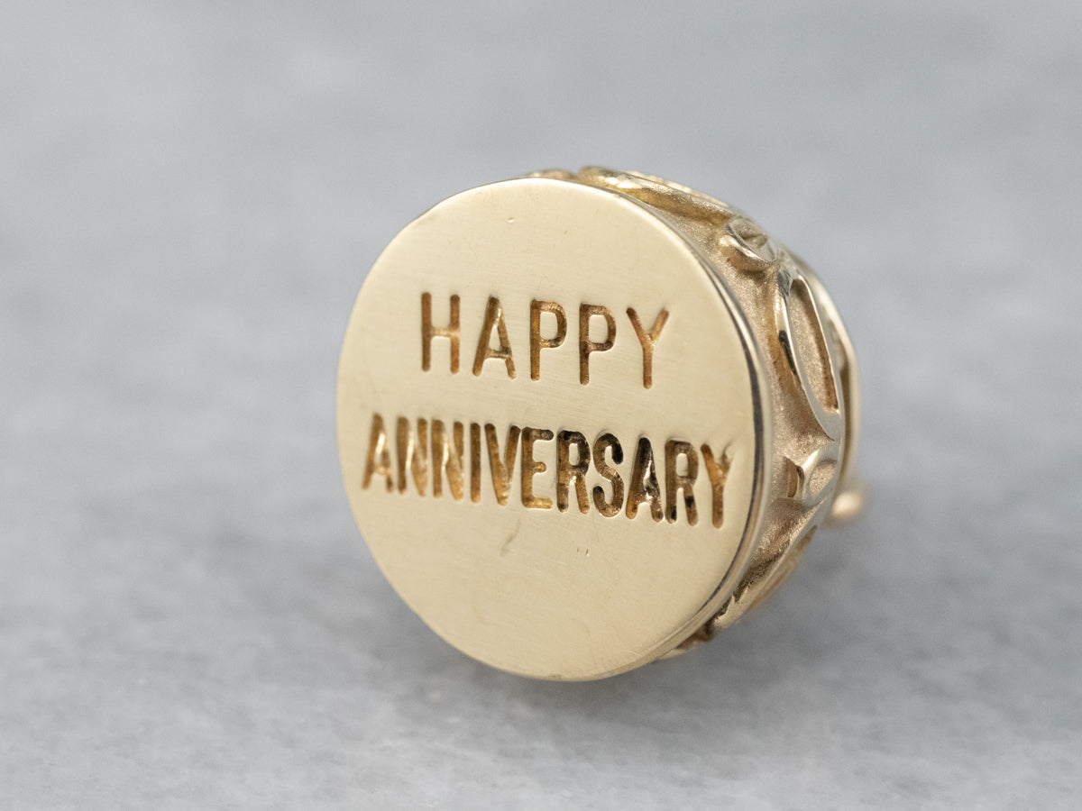 Charm dorado con forma de pastel de feliz aniversario