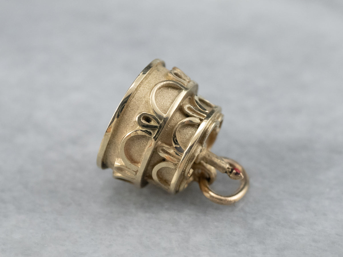 Charm dorado con forma de pastel de feliz aniversario