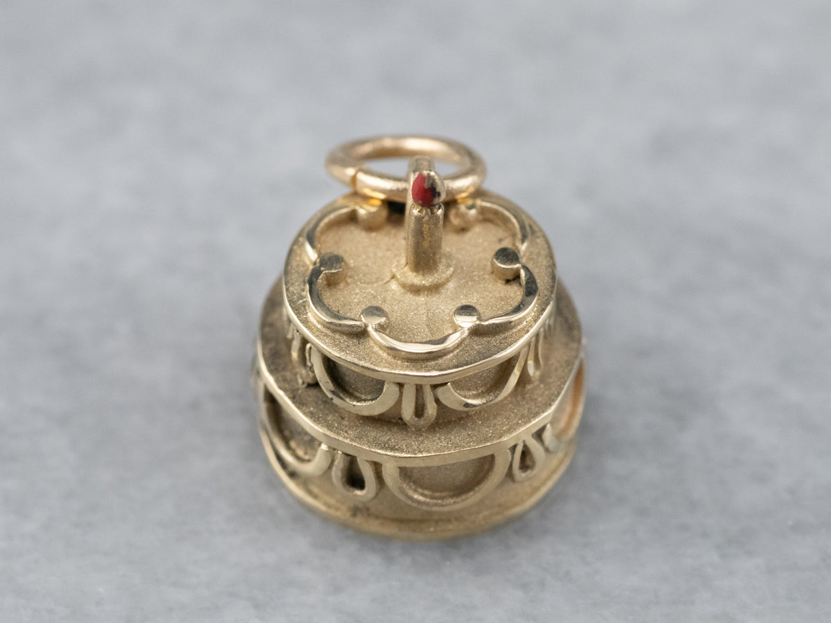 Charm dorado con forma de pastel de feliz aniversario