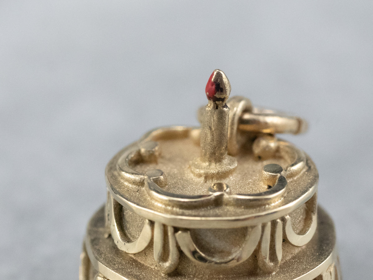 Charm dorado con forma de pastel de feliz aniversario