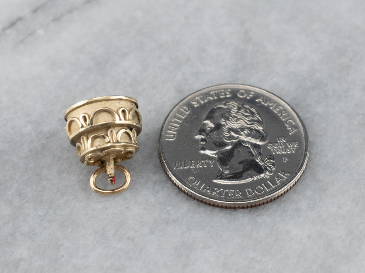Charm dorado con forma de pastel de feliz aniversario