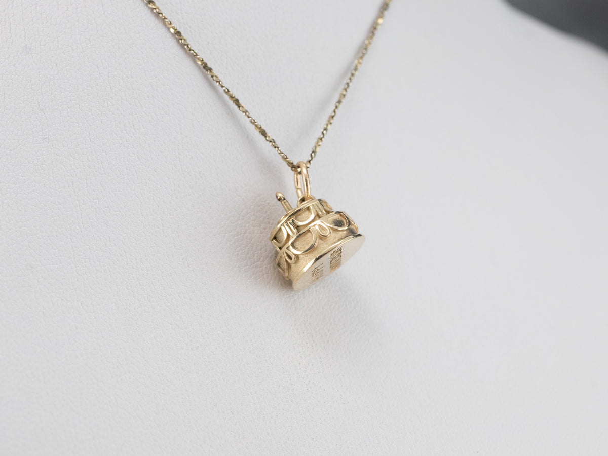Charm dorado con forma de pastel de feliz aniversario