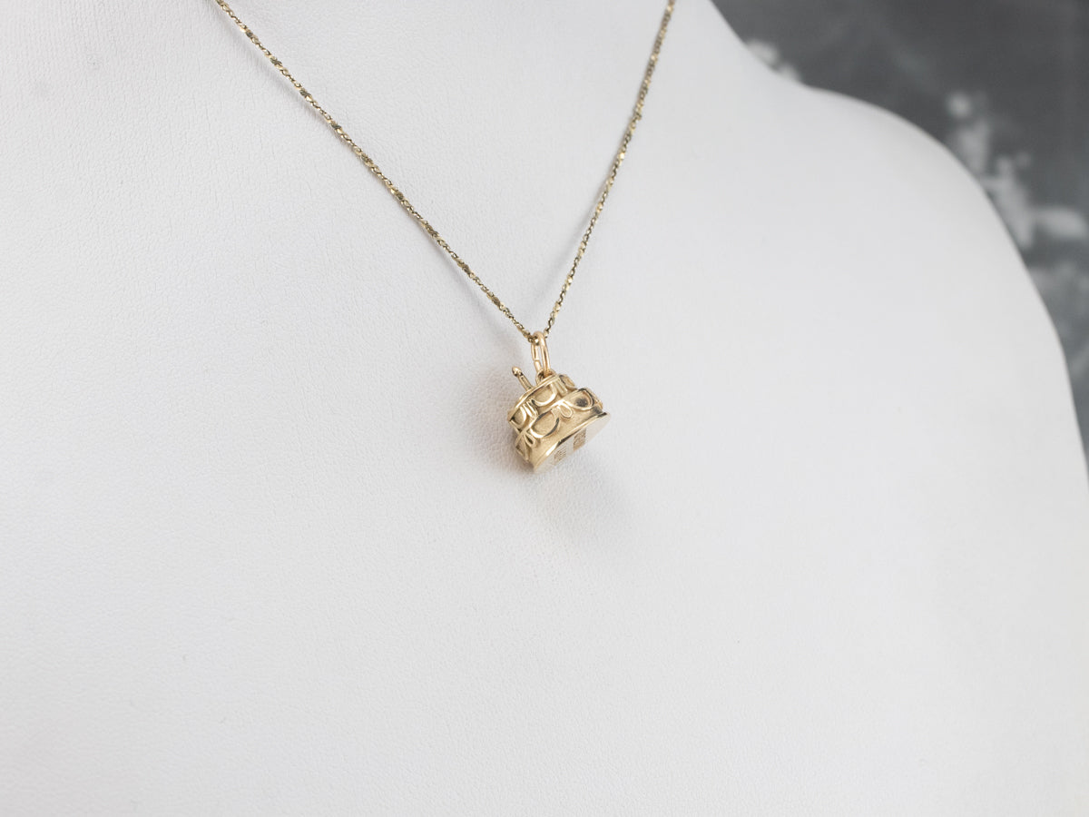 Charm dorado con forma de pastel de feliz aniversario