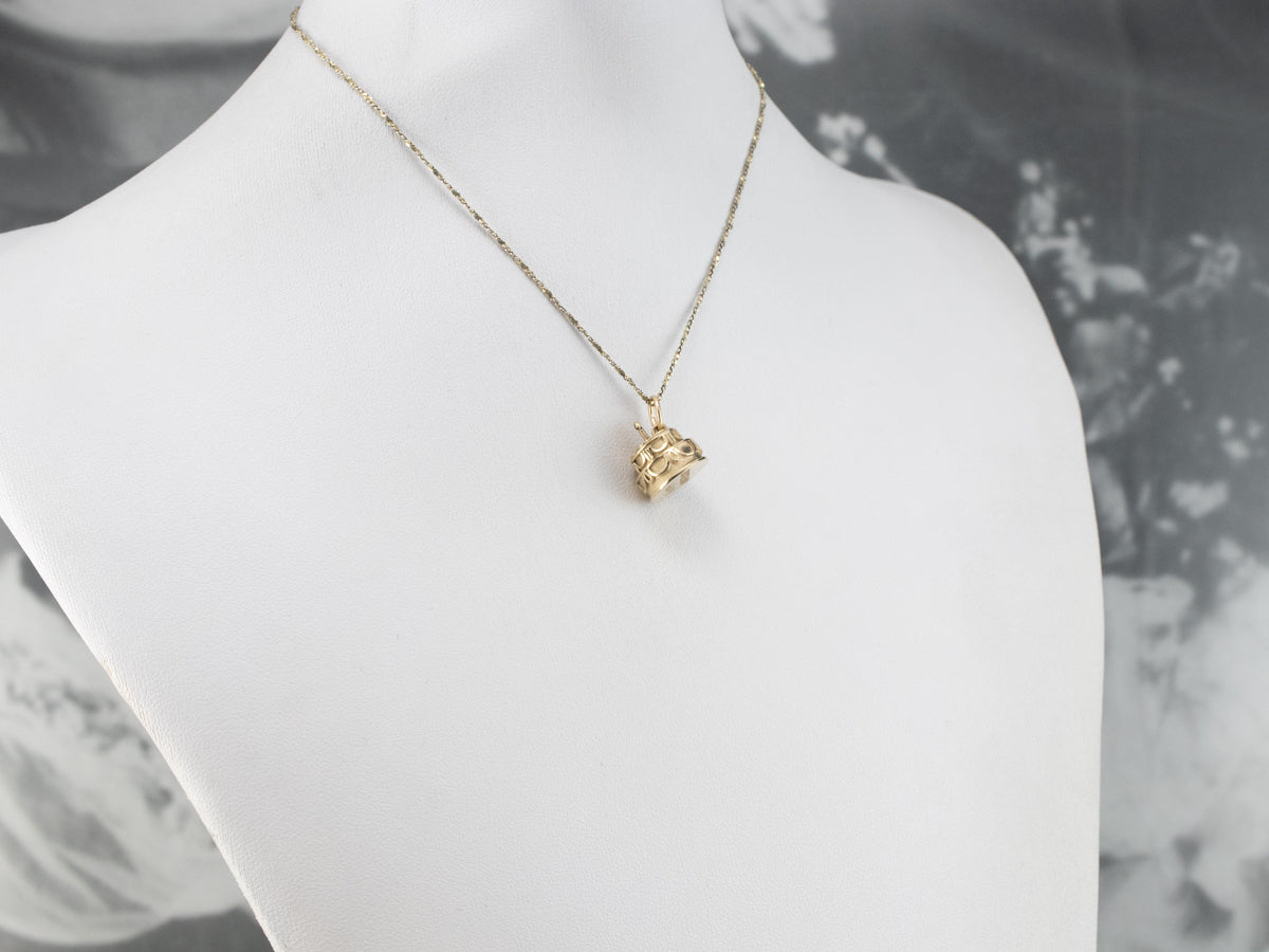 Charm dorado con forma de pastel de feliz aniversario