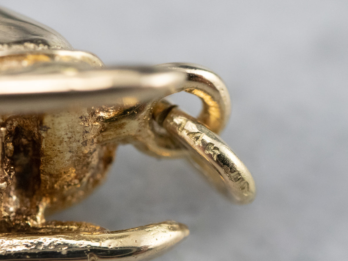 Charm de moto de nieve dorado