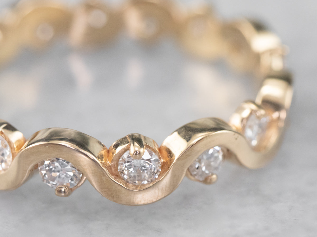 Alianza de eternidad con diamantes en movimiento