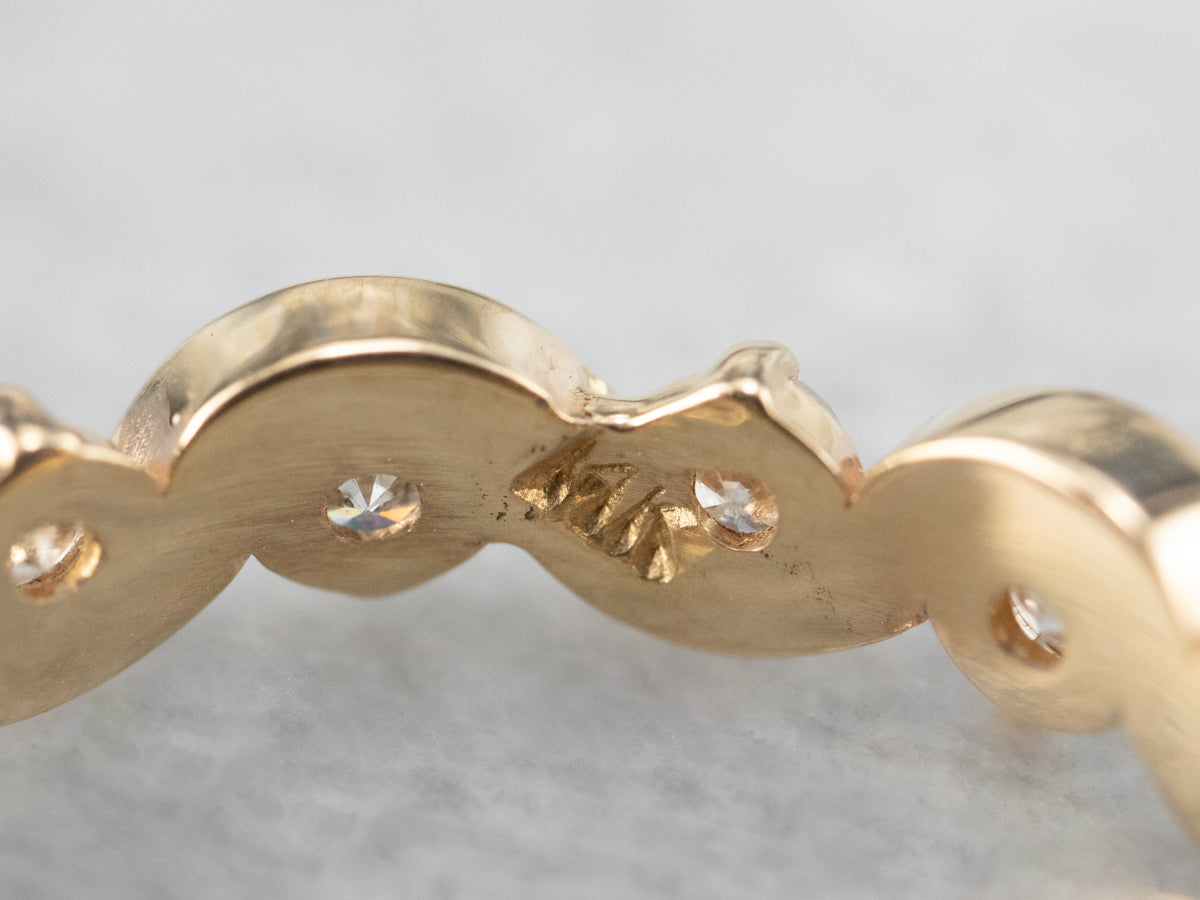 Alianza de eternidad con diamantes en movimiento