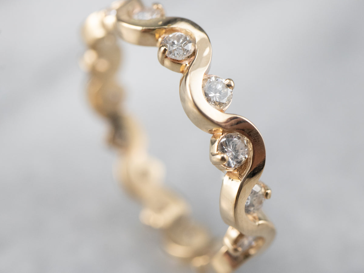 Alianza de eternidad con diamantes en movimiento