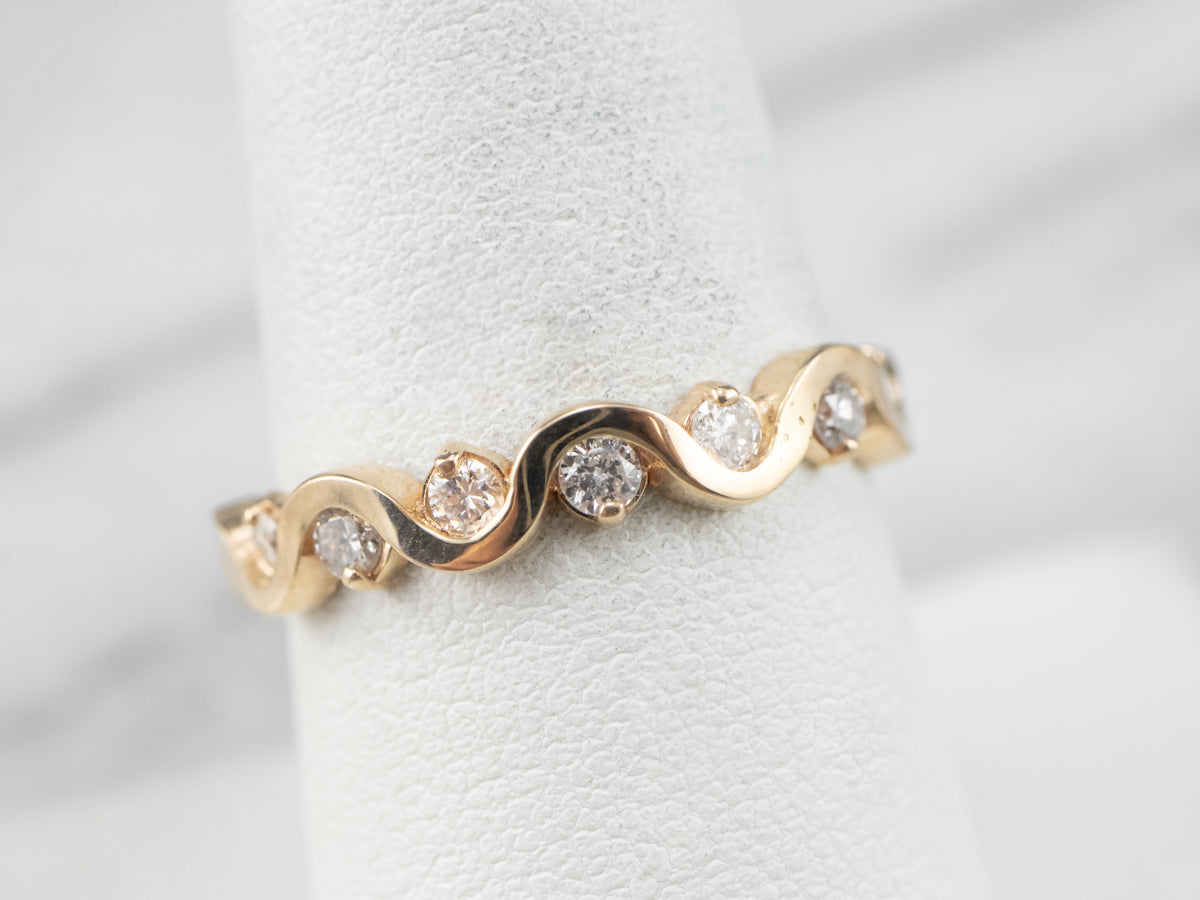 Alianza de eternidad con diamantes en movimiento