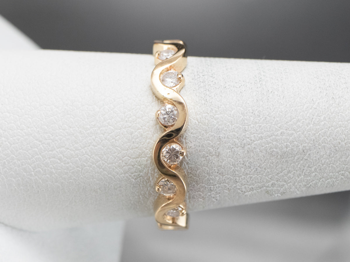 Alianza de eternidad con diamantes en movimiento