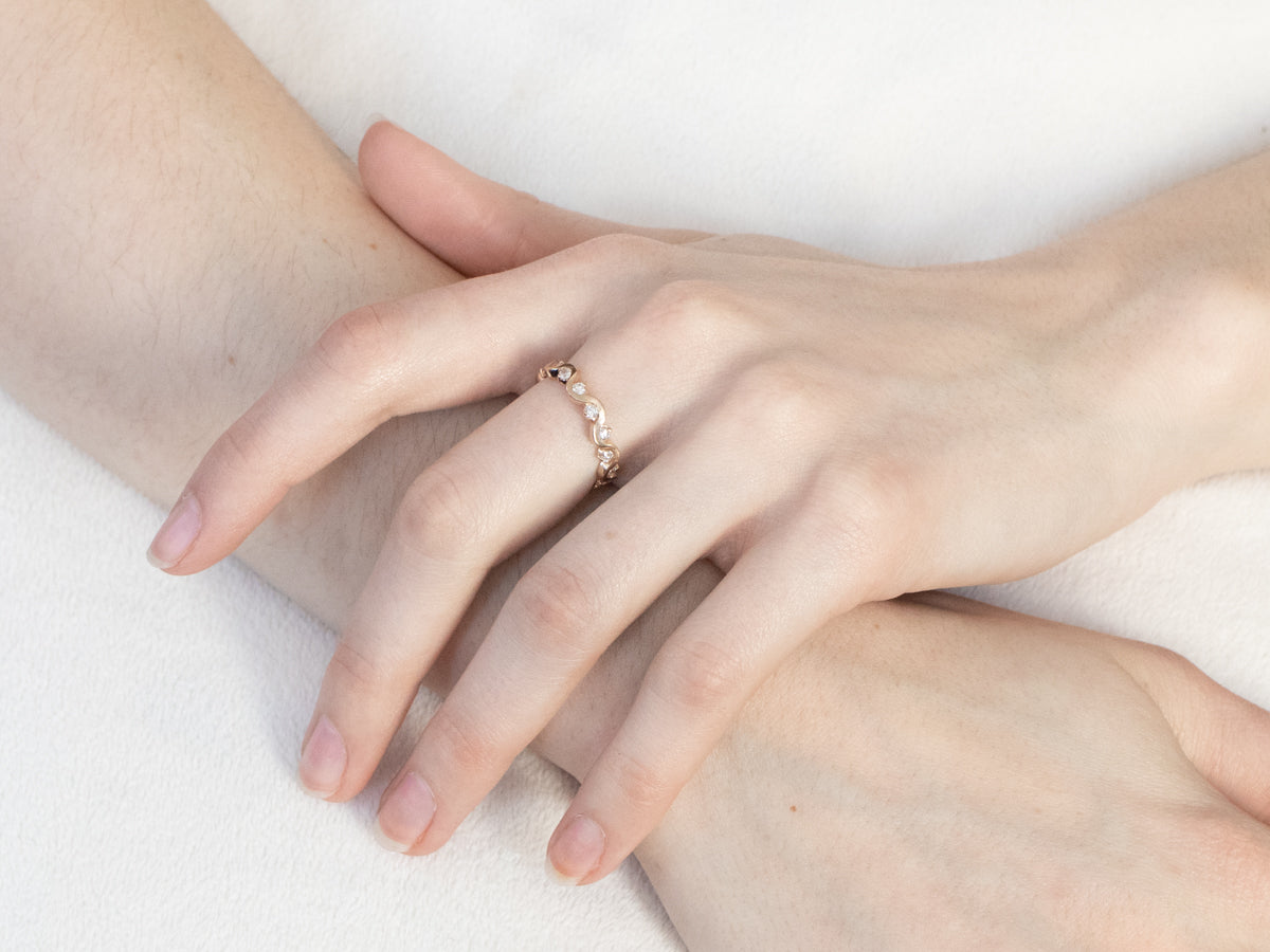 Alianza de eternidad con diamantes en movimiento