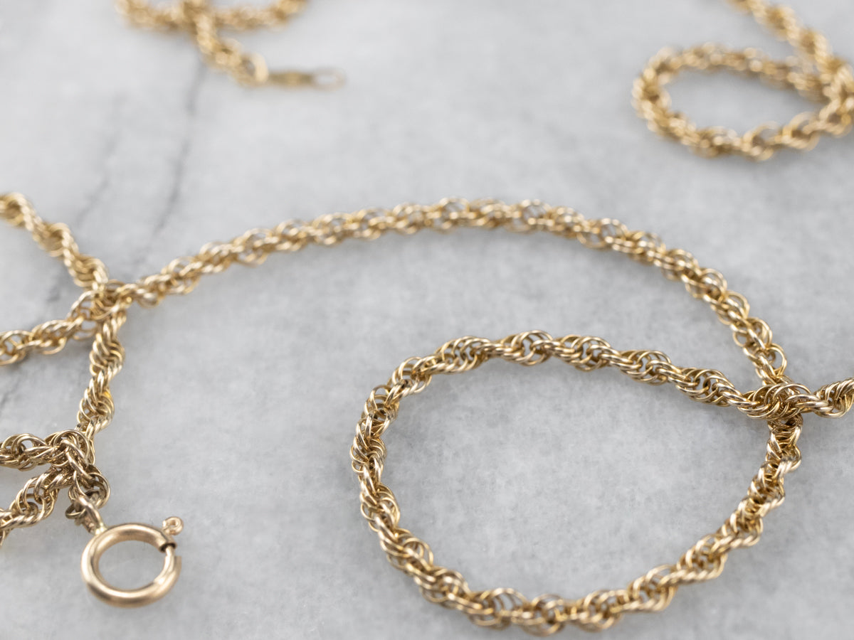 Cadena torcida de cuerda de oro amarillo