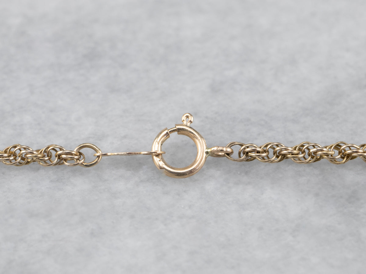 Cadena torcida de cuerda de oro amarillo