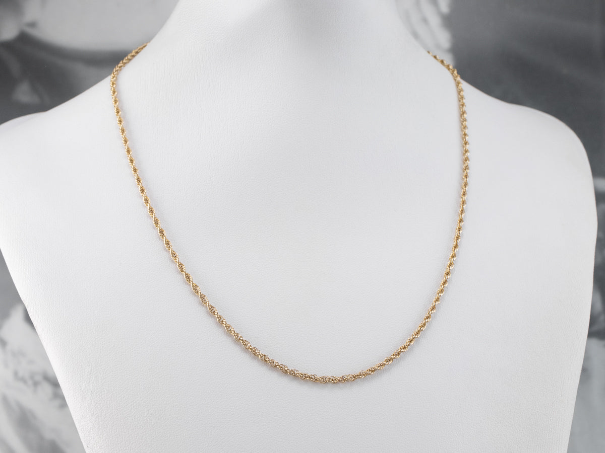 Cadena torcida de cuerda de oro amarillo