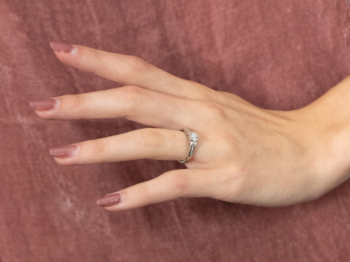 Anillo de compromiso de oro blanco con diamantes