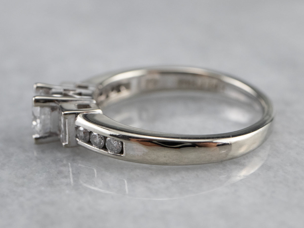 Anillo de compromiso de oro blanco con diamantes