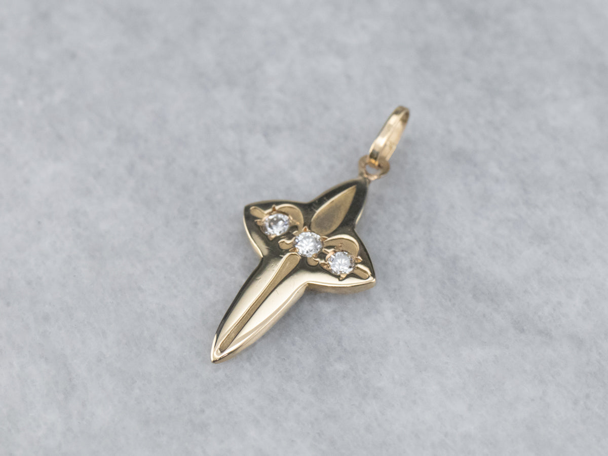 Cruz de diamantes de tres piedras