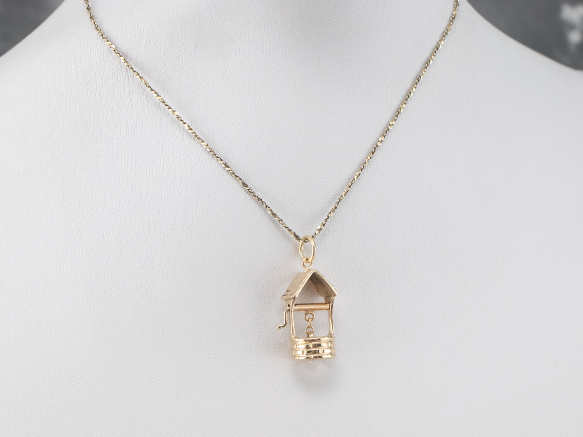 Dije de oro del pozo de los deseos en movimiento