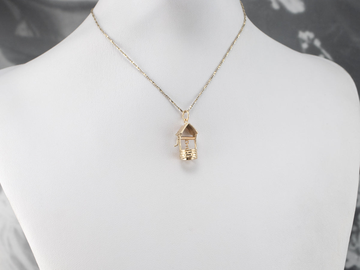 Dije de oro del pozo de los deseos en movimiento