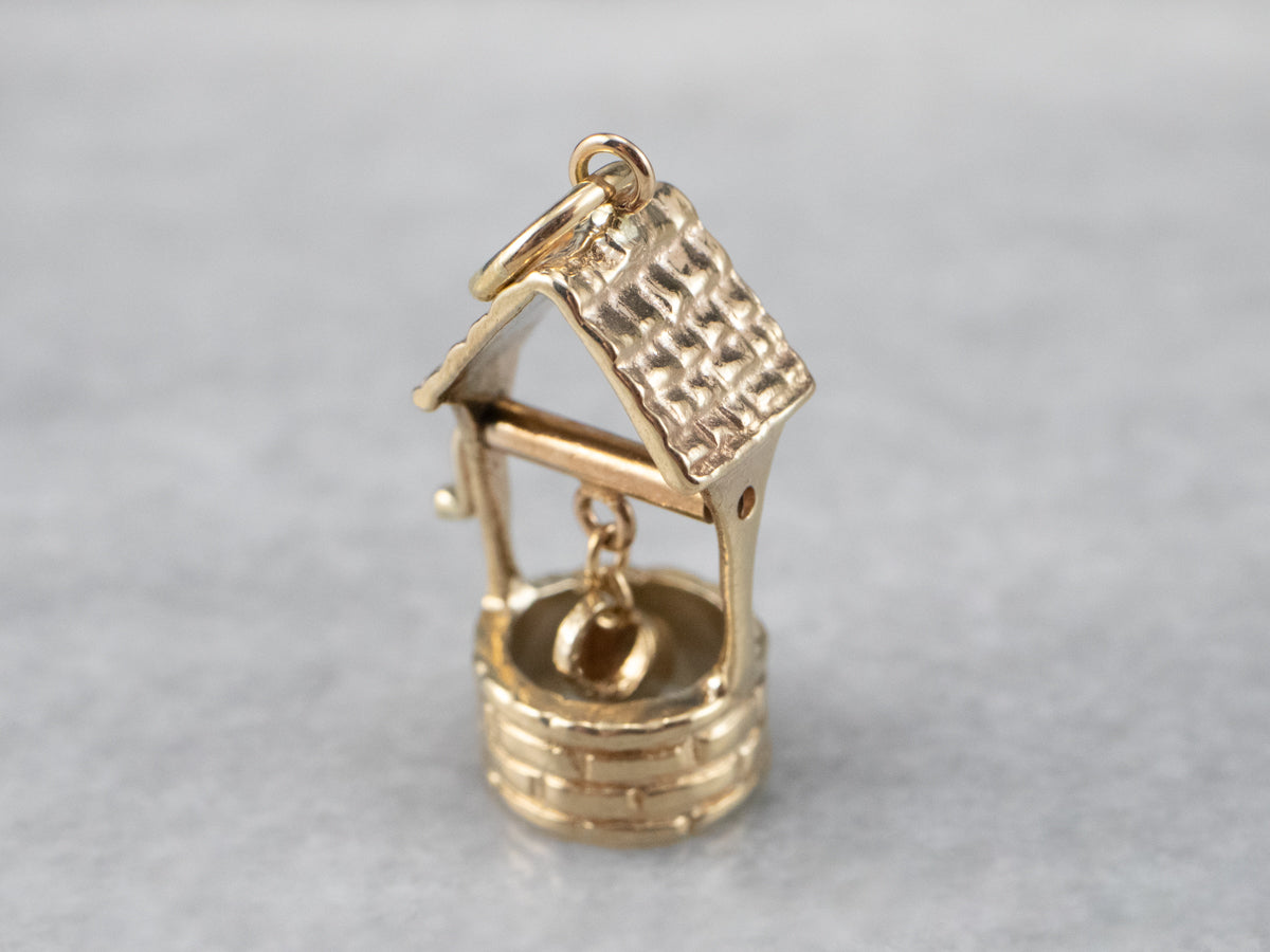 Dije de oro del pozo de los deseos en movimiento