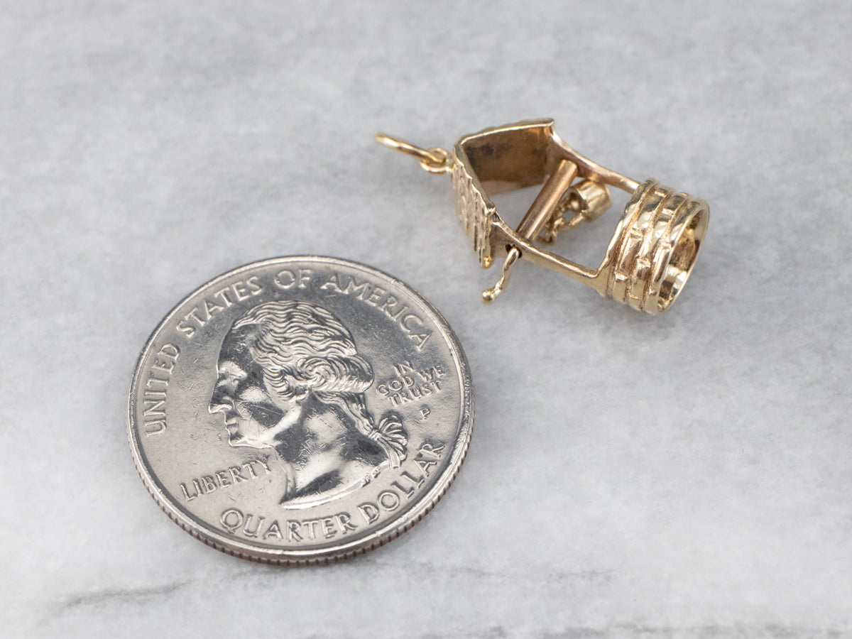 Dije de oro del pozo de los deseos en movimiento