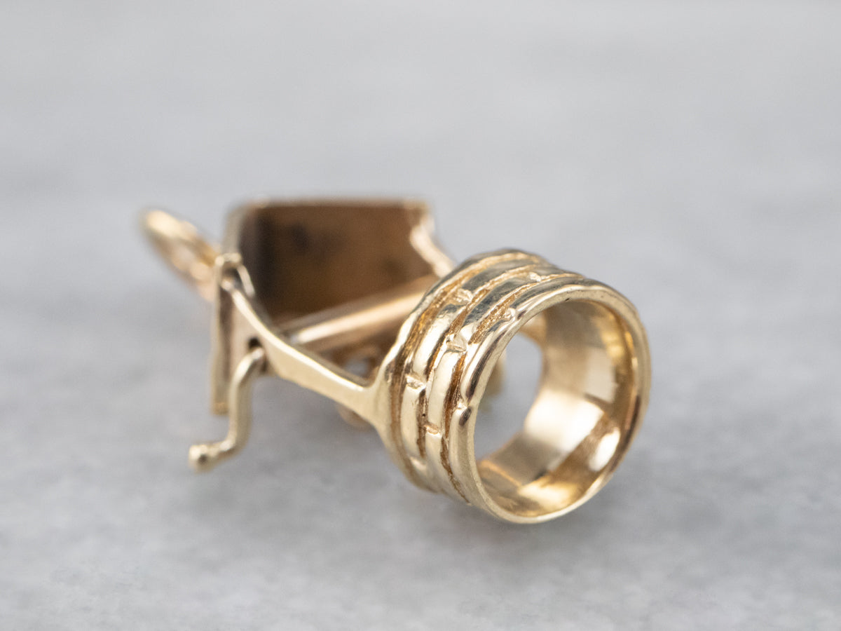 Dije de oro del pozo de los deseos en movimiento