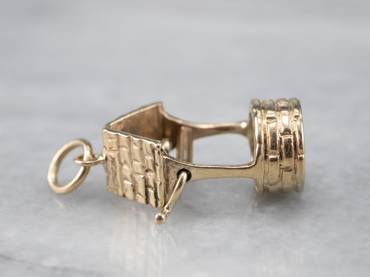 Dije de oro del pozo de los deseos en movimiento