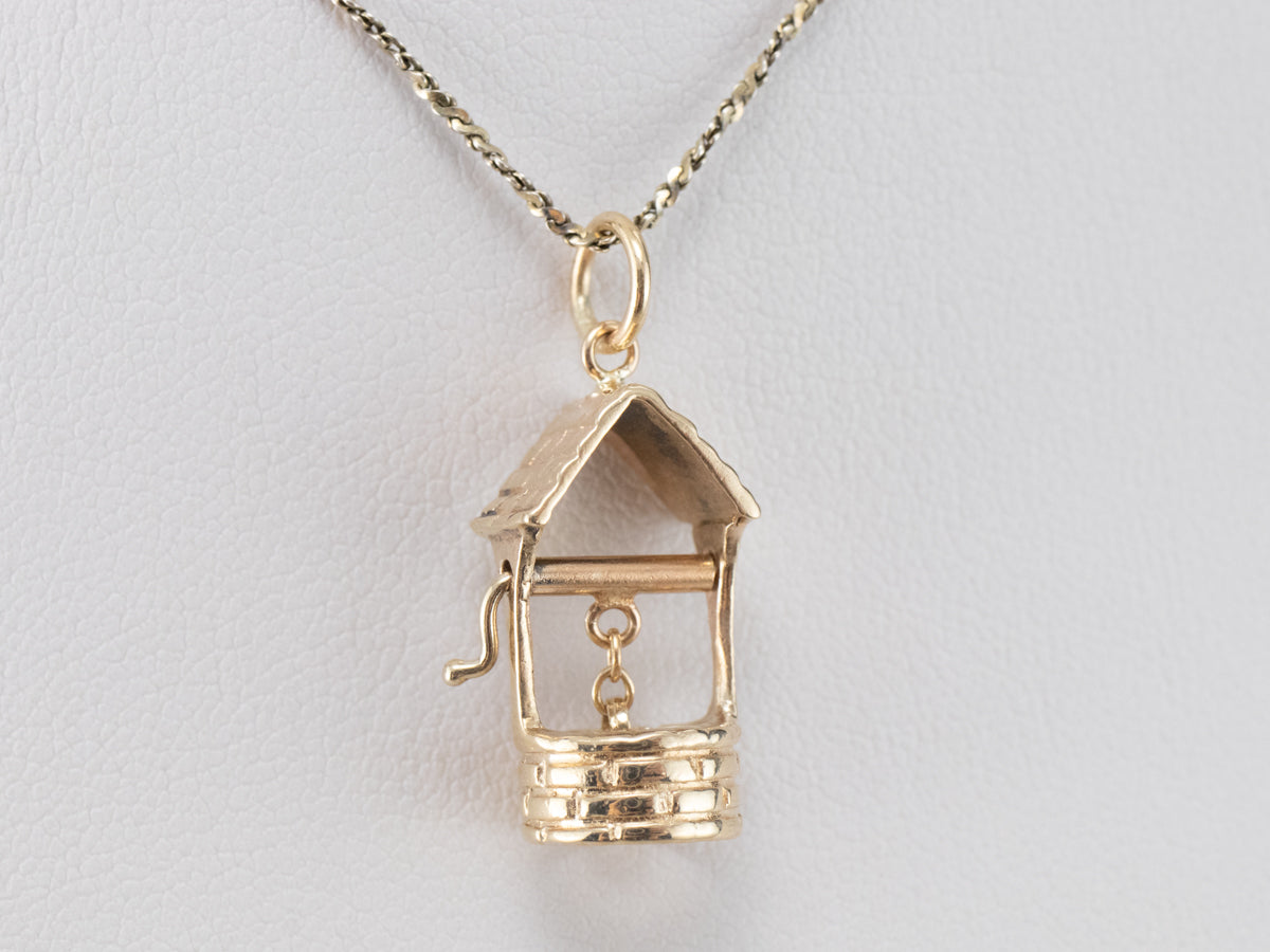 Dije de oro del pozo de los deseos en movimiento